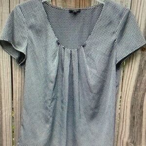 Ann Taylor Short Sleeve V-Neck Pleated Blouse in Black and White Microprint